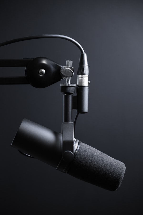 Microfoni da podcast e ambiente silenzioso isolato acusticamente