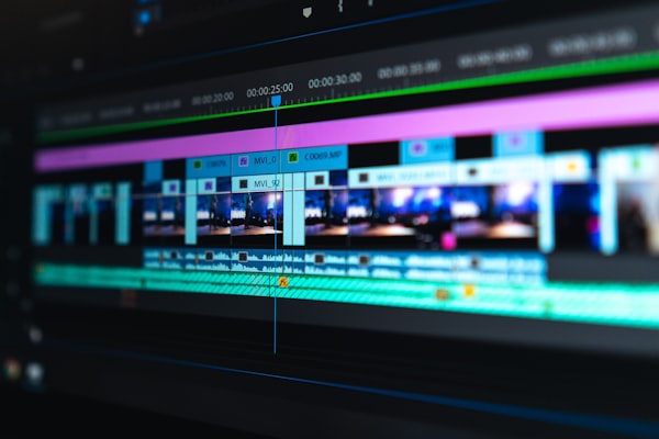 Persona anziana intervistata davanti a una telecamera professionale